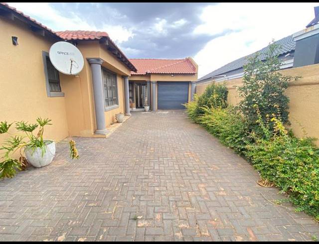 3 BEDROOM HOUSE FOR SALE IN PROTEA GLEN